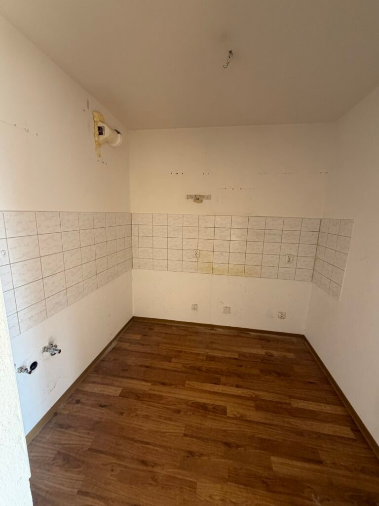 Leere Küchenfläche nach dem Küchenabbau