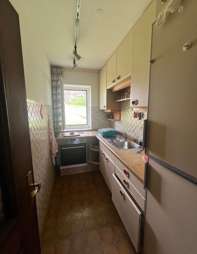 Schmale Einbauküche vor dem Küchenabbau