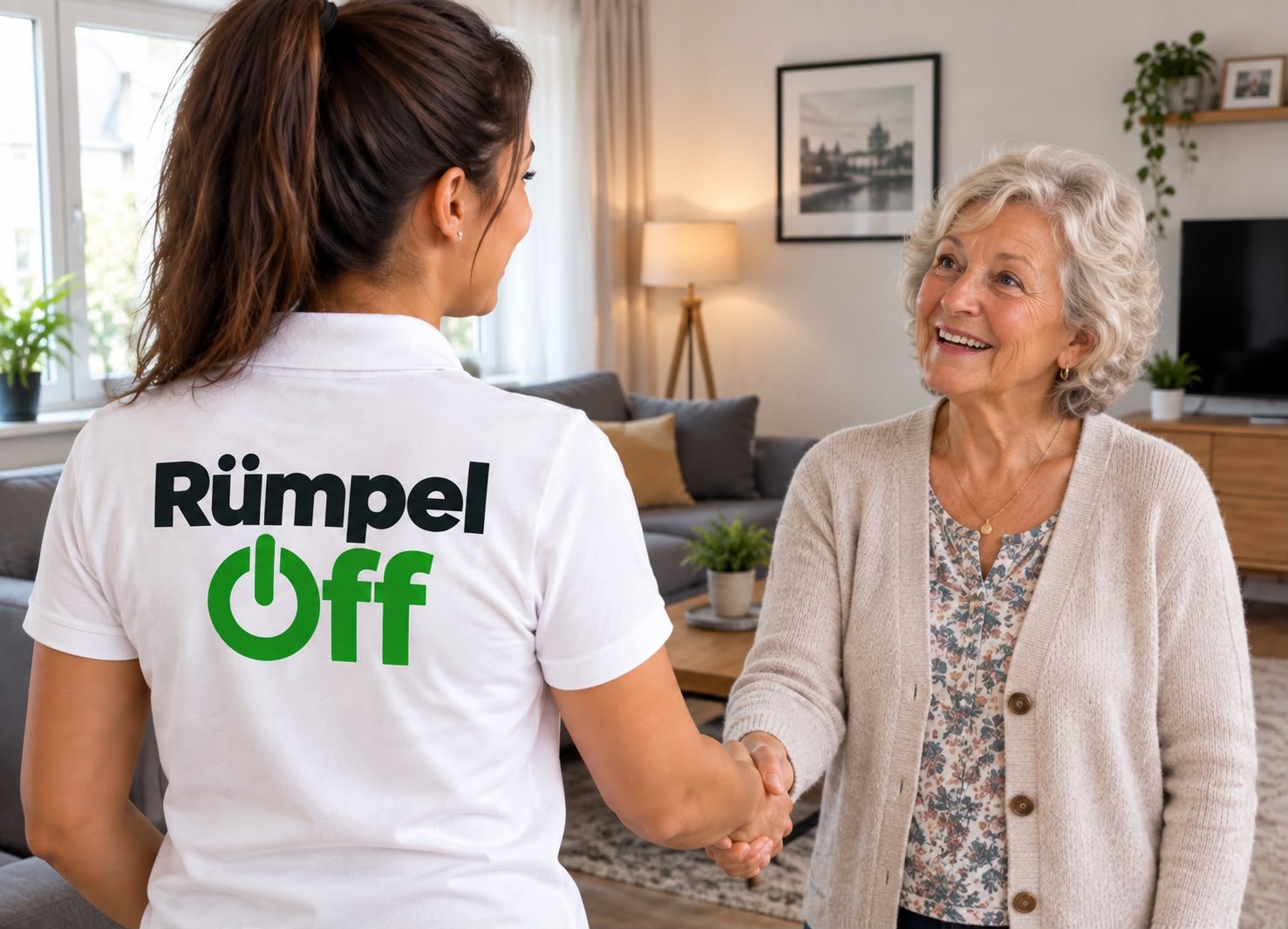 RümpelOff Mitarbeiterin begrüßt Kundin zur Entrümpelung