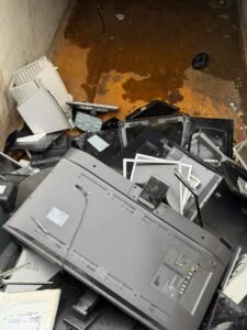Alte Fernseher und Bildschirme als Elektroschrott getrennt im Container gesammelt