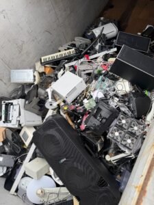 Entsorgung von Elektroschrott bei einer Entrümpelung in Frankfurt: Lautsprecher, Tastatur und Elektrogeräte im Container