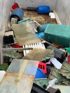 Hartplastik wie Eimer, Kisten und Fässer im Container bei einem Einsatz in Frankfurt