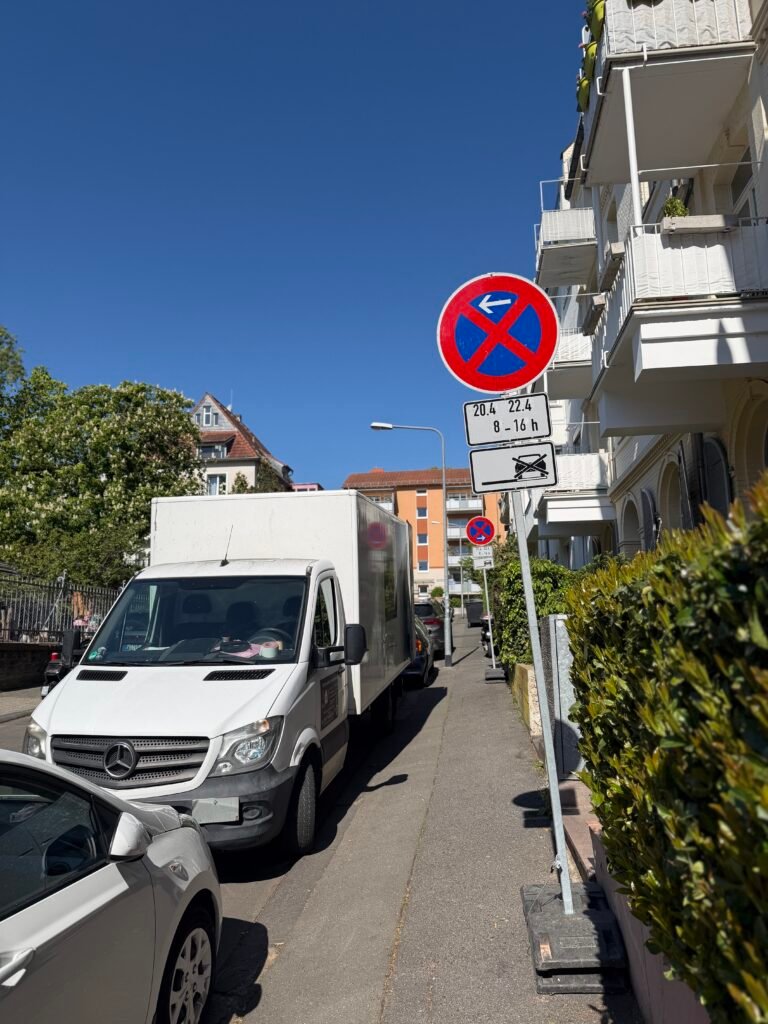Transporter in einer Halteverbotszone vor einem Wohnhaus