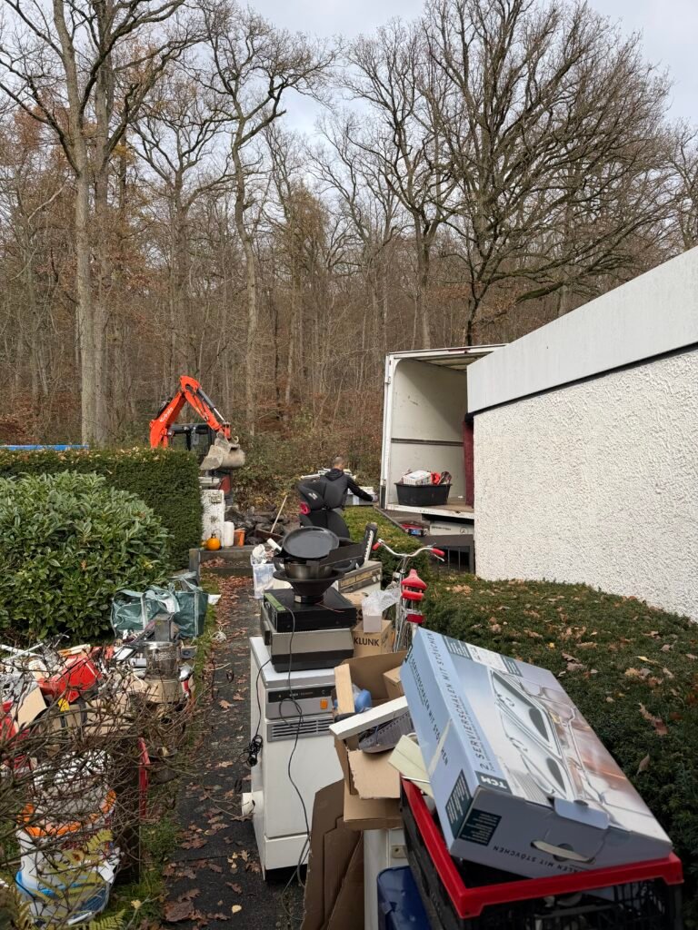 Aussortierter Hausrat vor einem Haus in Frankfurt, der Transporter wird beladen