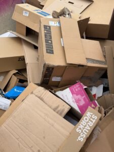 Kartons und Pappe im Container zur Verwertung als Altpapier
