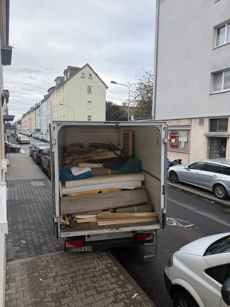 Entrümpelung Frankfurt: So trennen und entsorgen wir richtig