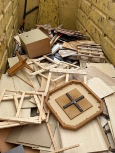 Holzreste und Möbelteile sortiert im Container nach einer Räumung in Frankfurt