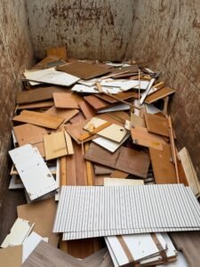 Möbelholz aus einer Haushaltsauflösung in Frankfurt: Holzplatten und Schrankteile sortiert im Container