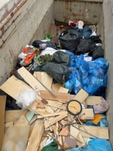 Restmüll und Müllsäcke im Container: Entsorgung nach einer Entrümpelung in Frankfurt