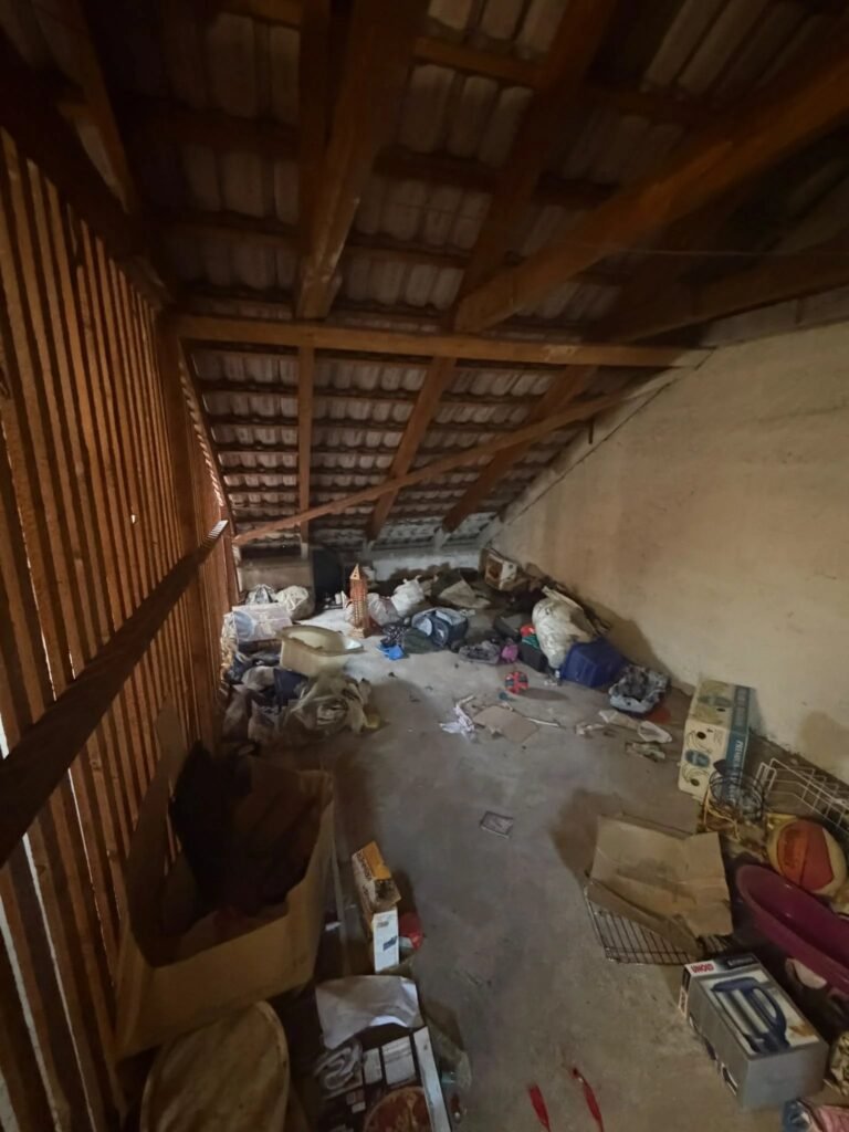 Dachboden in Frankfurt Höchst vor der Entrümpelung mit Sperrmüll und Hausrat neben dem Lattenverschlag