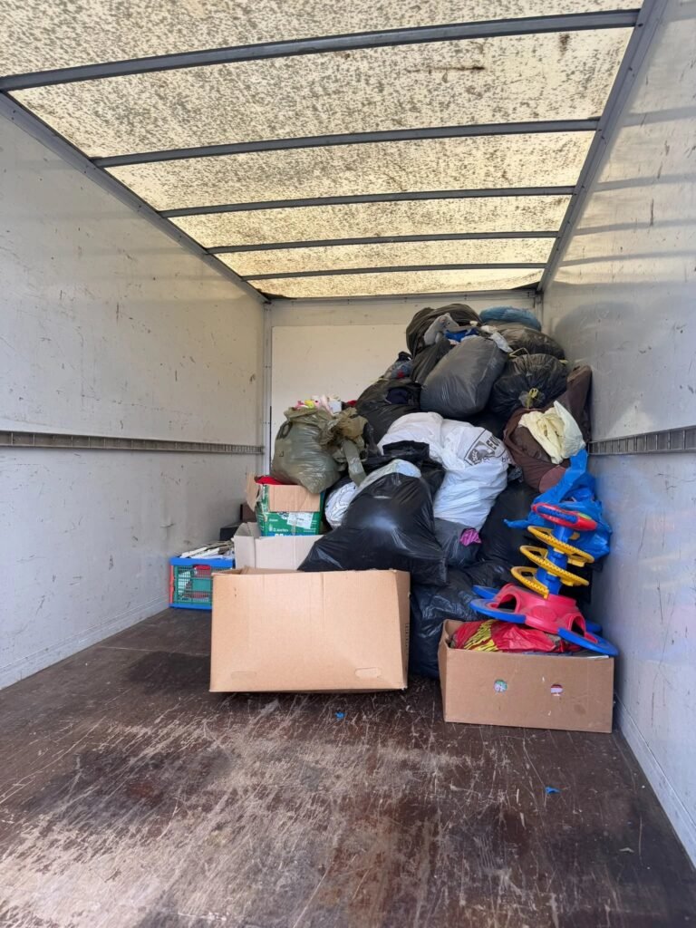 Ladefläche des Transporters mit Müllsäcken und Hausrat nach der Dachbodenräumung in Frankfurt Höchst