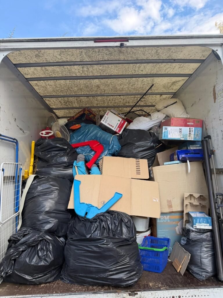 Beladener Transporter bei der Entrümpelung in Frankfurt Höchst mit Müllsäcken, Kartons und Hausrat aus dem Dachboden
