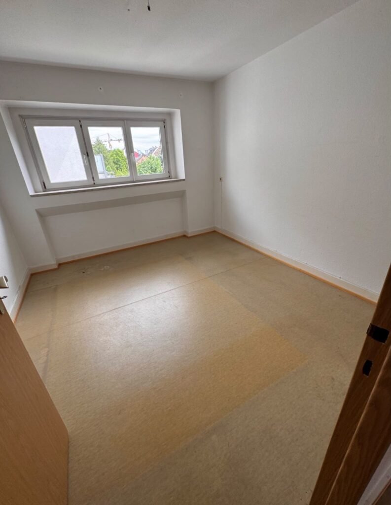 Leeres, besenreines Schlafzimmer nach der Räumung durch RümpelOff
