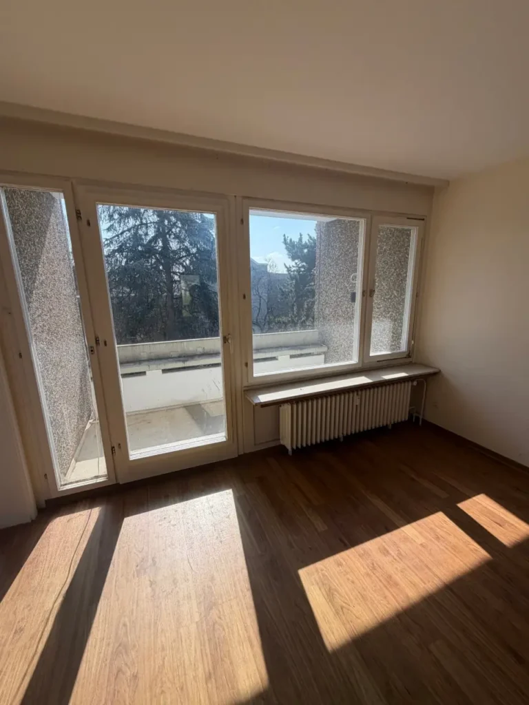 Messie-Wohnung in Frankfurt nach der Entrümpelung: leerer, heller Raum mit Holzboden, besenrein übergeben